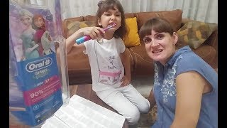 Eli̇fi̇n Yeni̇ Di̇ş Firçasi. Si̇z Di̇şleri̇ni̇zi̇ Günde Kaç Kere Firçaliyorsunuz