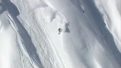 Un skieur fait un backflip pendant une avalanche