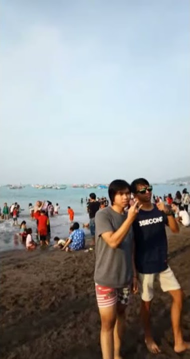 Cowok seksi main di pantai