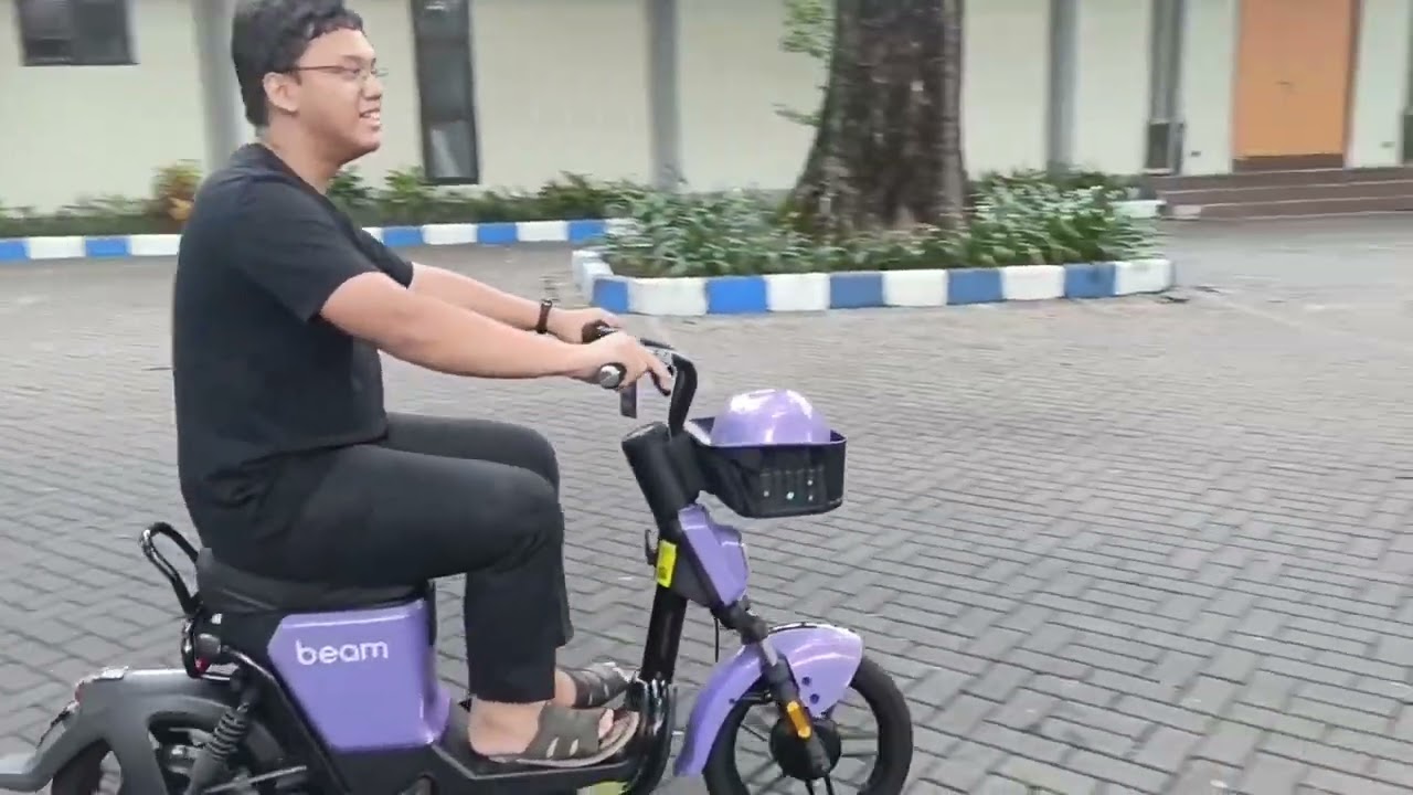Main Sepeda Listrik sama Keluarga di UB