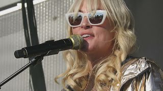 METRIC - GIMME SYMPATHY