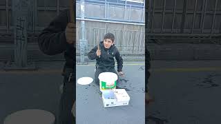 A bucket and two drumsticks, play free, Street Musician