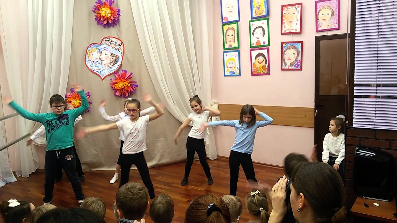 Дети танцуют под песню солнечный круг небо вокруг! - YouTube