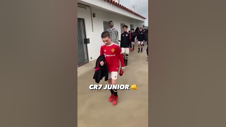 He got the fist bump from Cristiano Jr. 😅