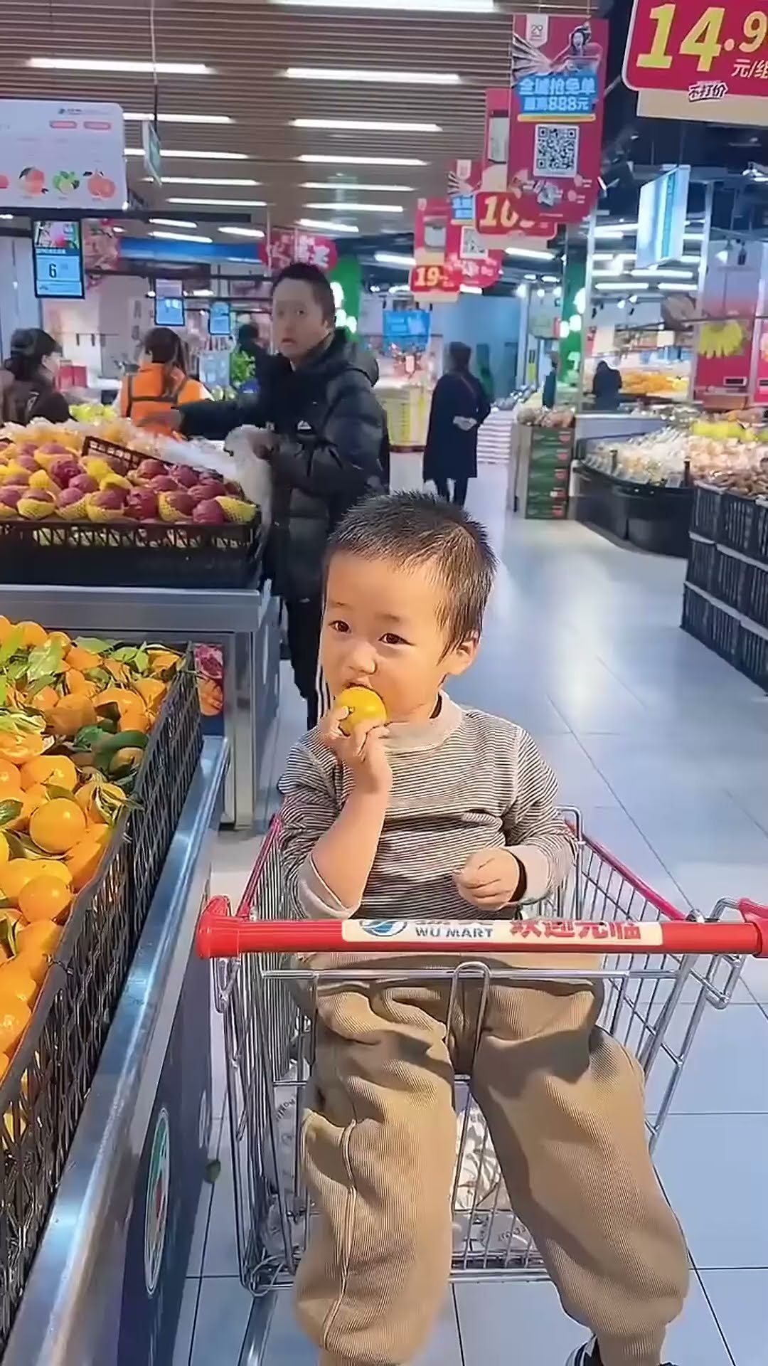 小米宝在商场吃橘子，爸爸差点没看住！#Cute baby#Cute#呆萌小米宝#聪明宝宝#萌娃#整蛊#测试