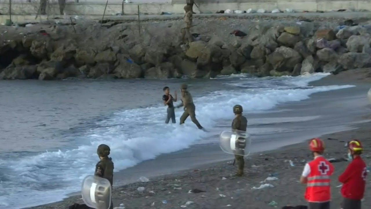 Les migrants qui atteignent Ceuta se retrouvent face à la police espagnole | AFP Images