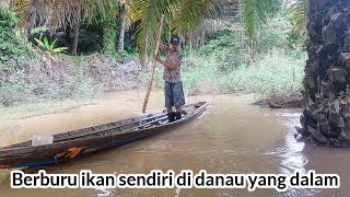 PEDI PHK BERBURU IKAN DI DANAU YANG DALAM DAN SEMAK BELUKAR.