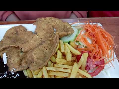 Milanesa de pollo, frijoles negros, papas fritas y ensalada...