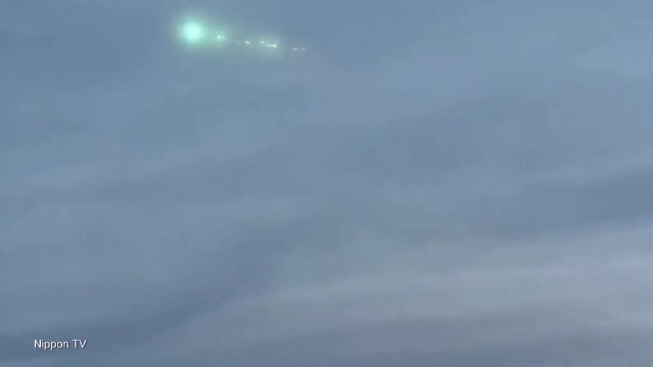 Mysterious emerald green orb 'UFO' appears over Japan, leaving a trail of sparks behind it 20161101