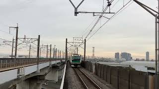 【4K高画質】E233系7000番台ハエ131編成が埼京線直通各駅停車新宿行きとして5分遅れで北戸田駅1番線に入線するシーン!(2025.11.5 16:11)