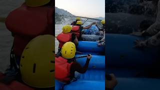RIVER RAFTING IN RISHIKESH 🚣‍♀️🌊#river #riverrafting #rafting #shortsfeed #adventure #rishikesh