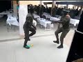 Ces hommes en tenue militaire dansent le 