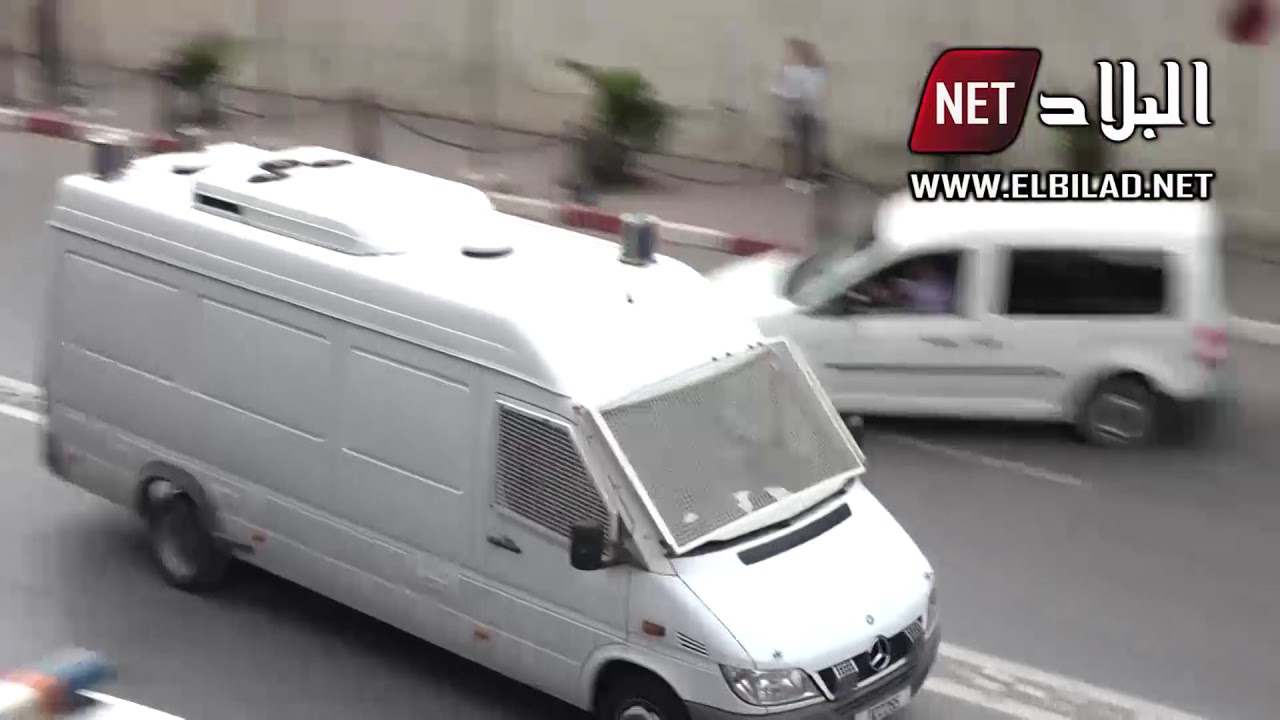 شاهدوا .. هكذا تم نقل أويحيى إلى سجن الحراش على متن مركبة الشرطة الخاصة بالمساجين