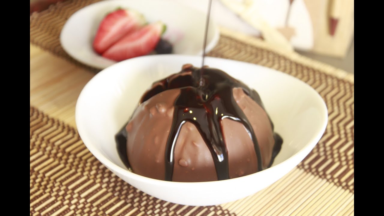 Chocolate relleno de helado y galleta