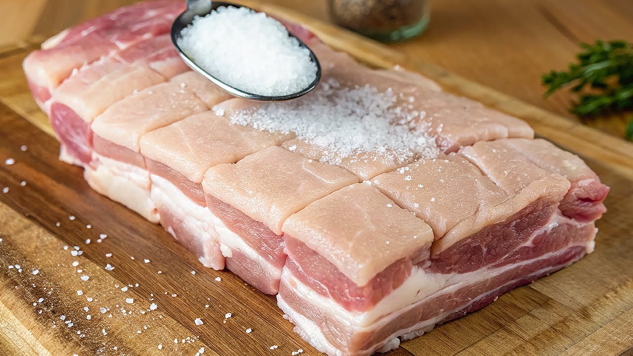 Повар сводит всех с ума! Он раскрыл секрет сочного свиного живота!