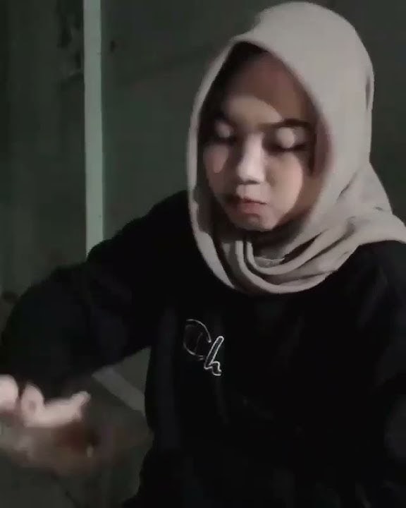 Jilbab Cantik Merokok