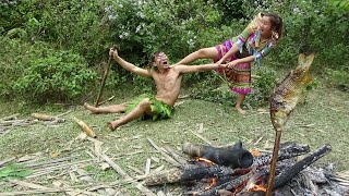 Survival Skills - The Smart Girl Caught The Aboriginal Guy Staring At The Super Big Grilled Fish