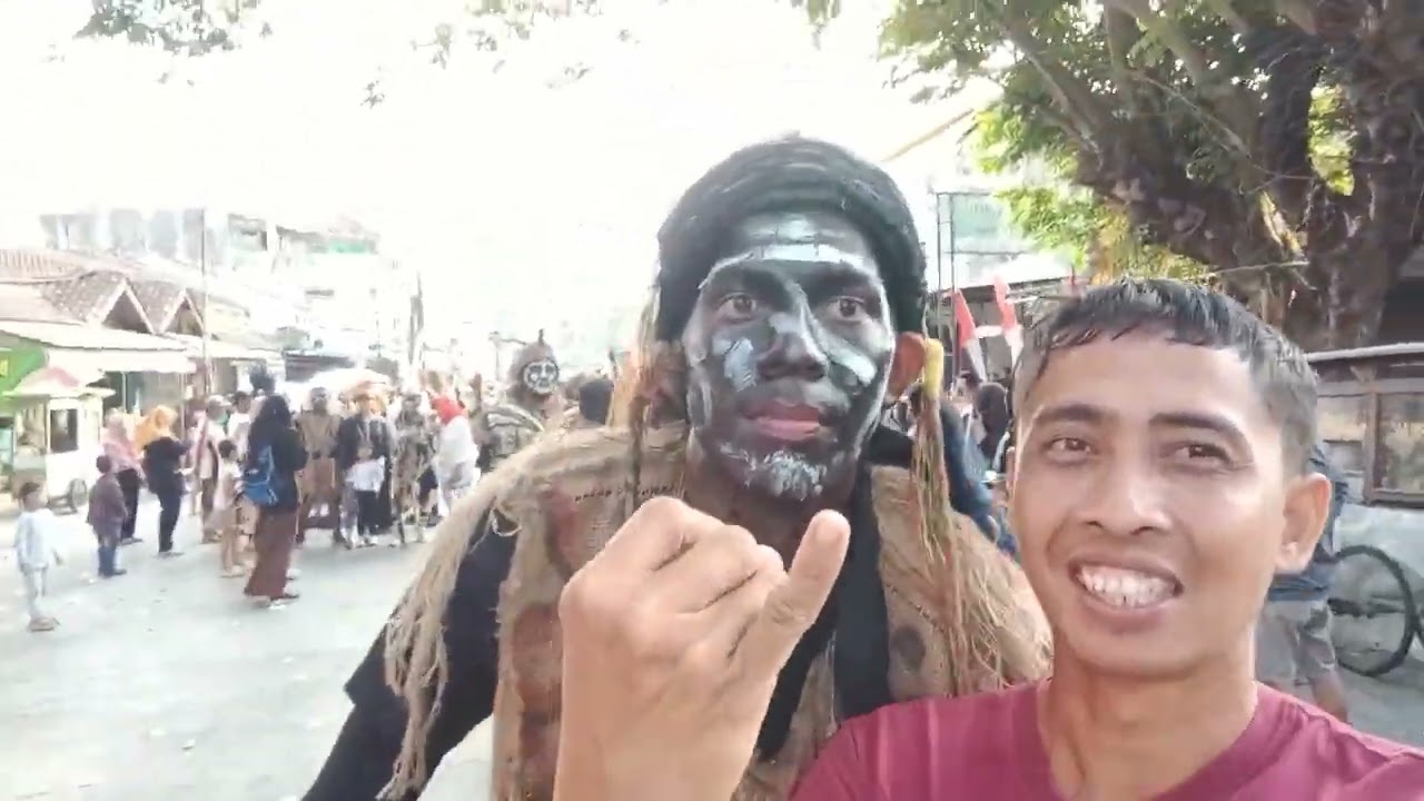 suku dayak dari kretek Paguyangan (karnaval Bumiayu)