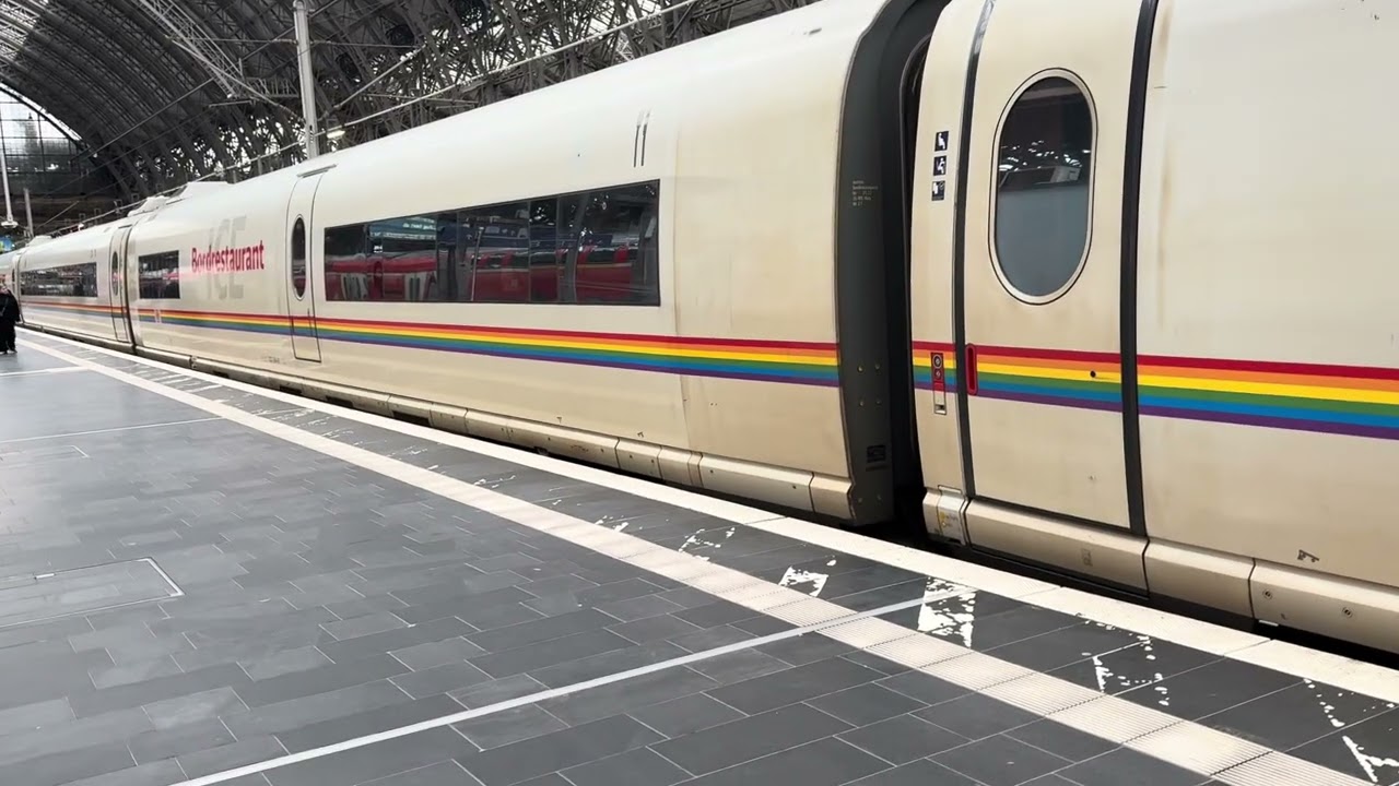 Die ICE 3 fährt von Gleis 6 Im Frankfurter Hauptbahnhof ab.