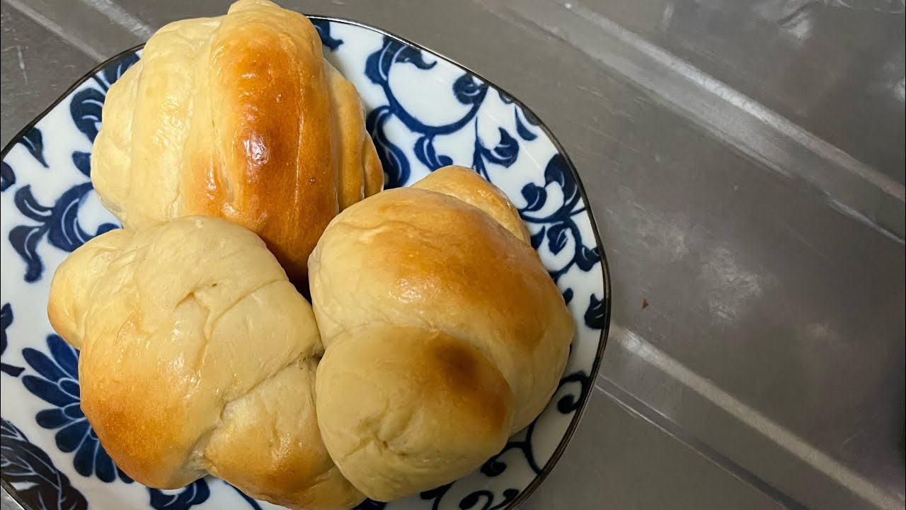 38. 一応バターロールのつもりの巻き：lowvisionでも楽しくcooking〜声のお料理日記：冷凍は２時発酵の前にすると良いです。バターは16gです。概要欄ご参照ください