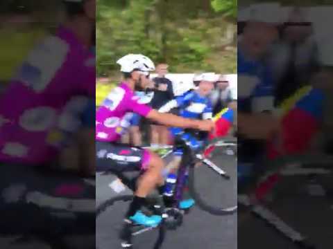 Video: Giro d'Italia 2017: Fernando Gaviria hardloop na die oorwinning in 'n senuweeagtige fase 3