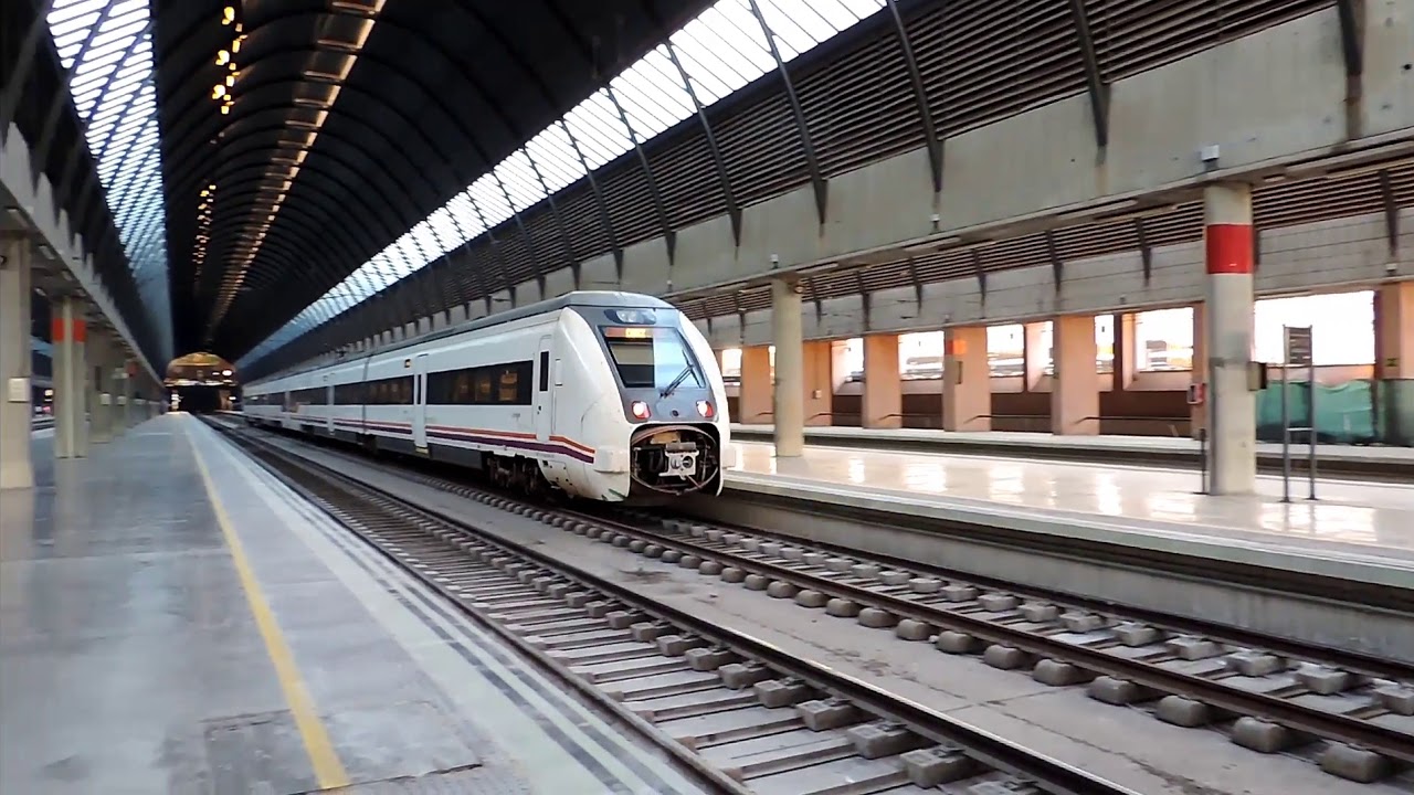 Trenes por Sevilla Santa Justa.