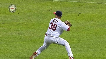 LAD@STL: Diaz slides to make a nice catch on a popup
