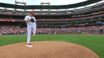 PIT@STL: Lynn fans five over seven scoreless innings