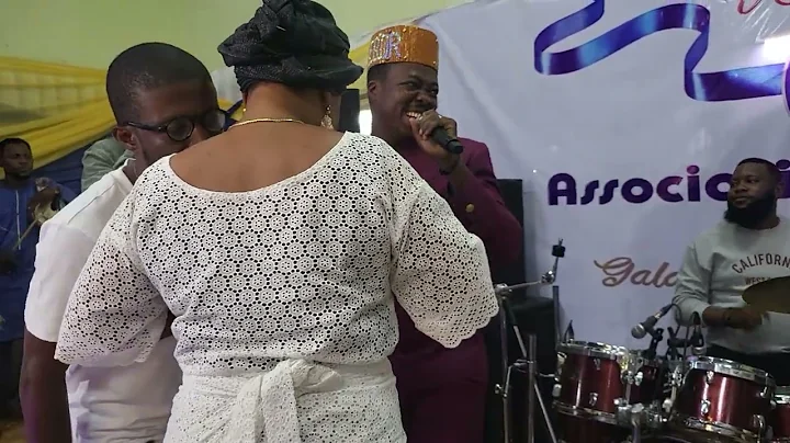 King Sunny Ade 's cabon copy son Emperor Ade live on stage