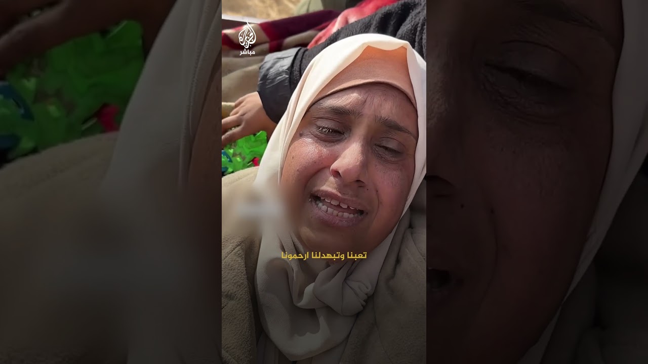 لم تملك دموعها.. فلسطينية من شمال قطاع غزة تبكي عند رؤيتها للخبز بعد أشهرٍ من الحرمان