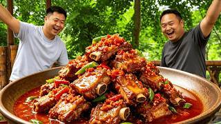 摘点辣椒，二弟回家做“干炒排骨”，一口直接香到跺脚【鐵鍋視頻】