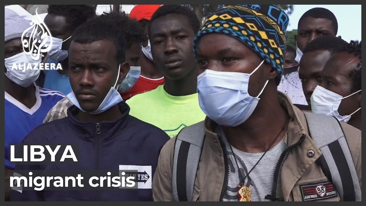عشرات المهاجرين يقيمون في مخيم خارج منشأة تابعة للأمم المتحدة في ليبيا