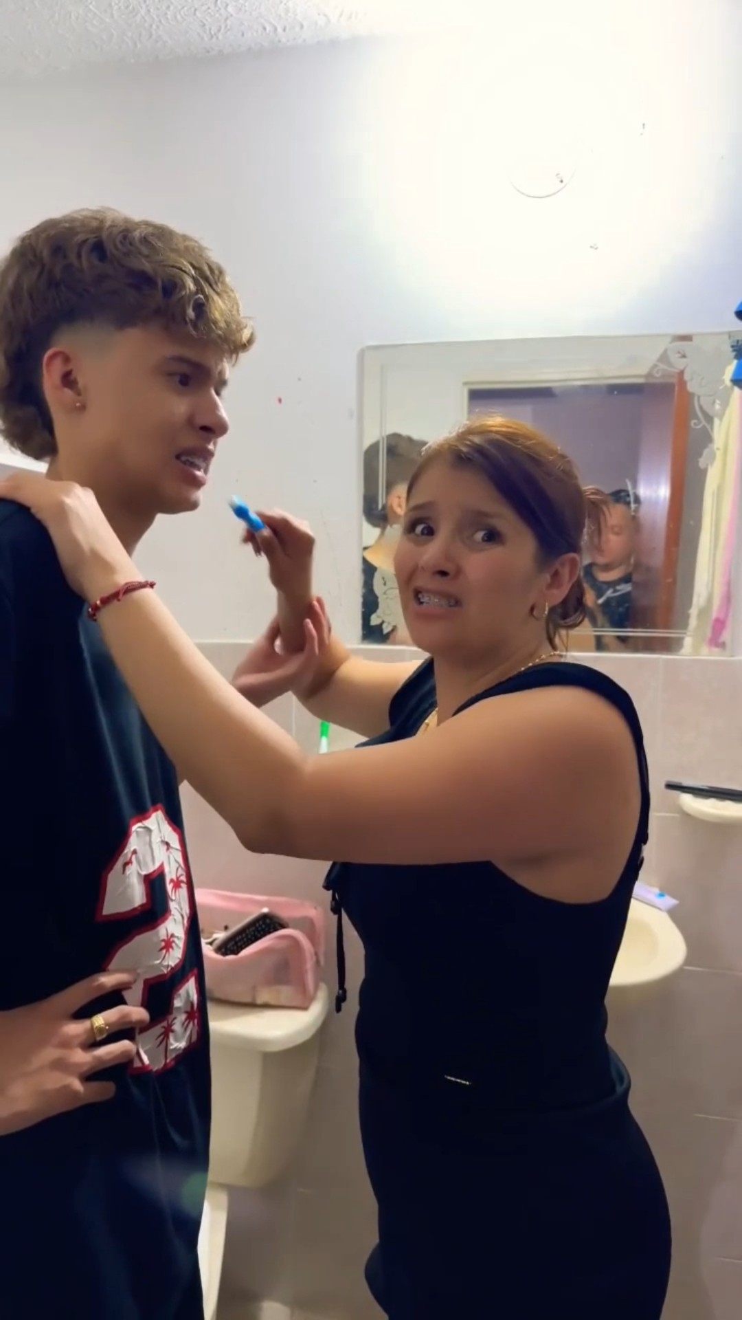 QUÉ CREEN QUE ESTÁN HACIENDO ??#humor #cosasdefamilia #comedy #cosasdecasa #greenscreen #funny