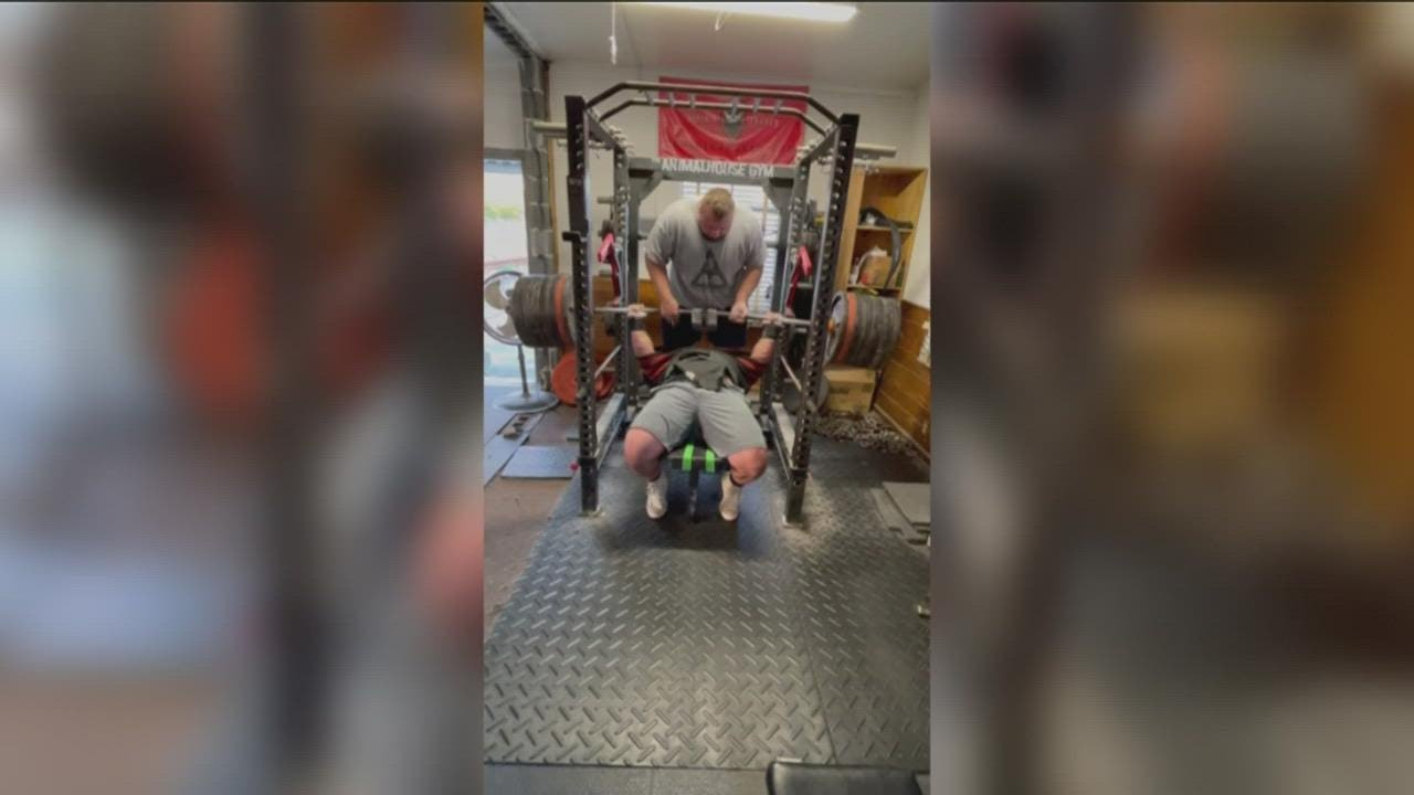 Oregon man bench presses 1,000 pounds - YouTube