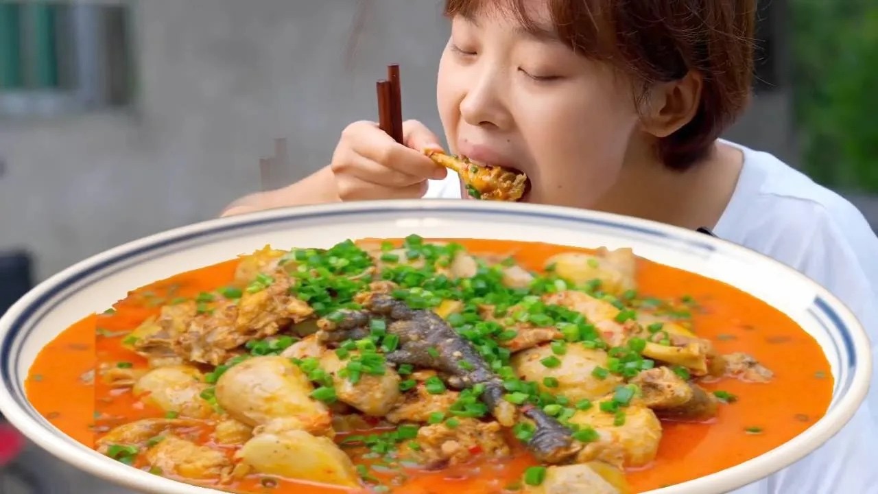 老汉买了只鸡，秋妹去地里挖点芋儿一起烧来吃，香香糯糯好巴适哦 #芋儿鸡  #地道川味 #天儿冷吃点啥