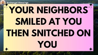 картинка: Ваши соседи сначала улыбнулись вам, а потом настучали на вас