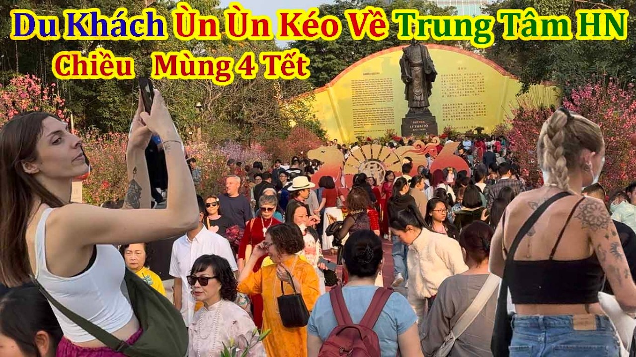 Em Tây Ngất Ngây Giũa Biển Người Ùn Ùn Kéo Về Hồ Gươm Hà Nội - Ho Guom Lake
