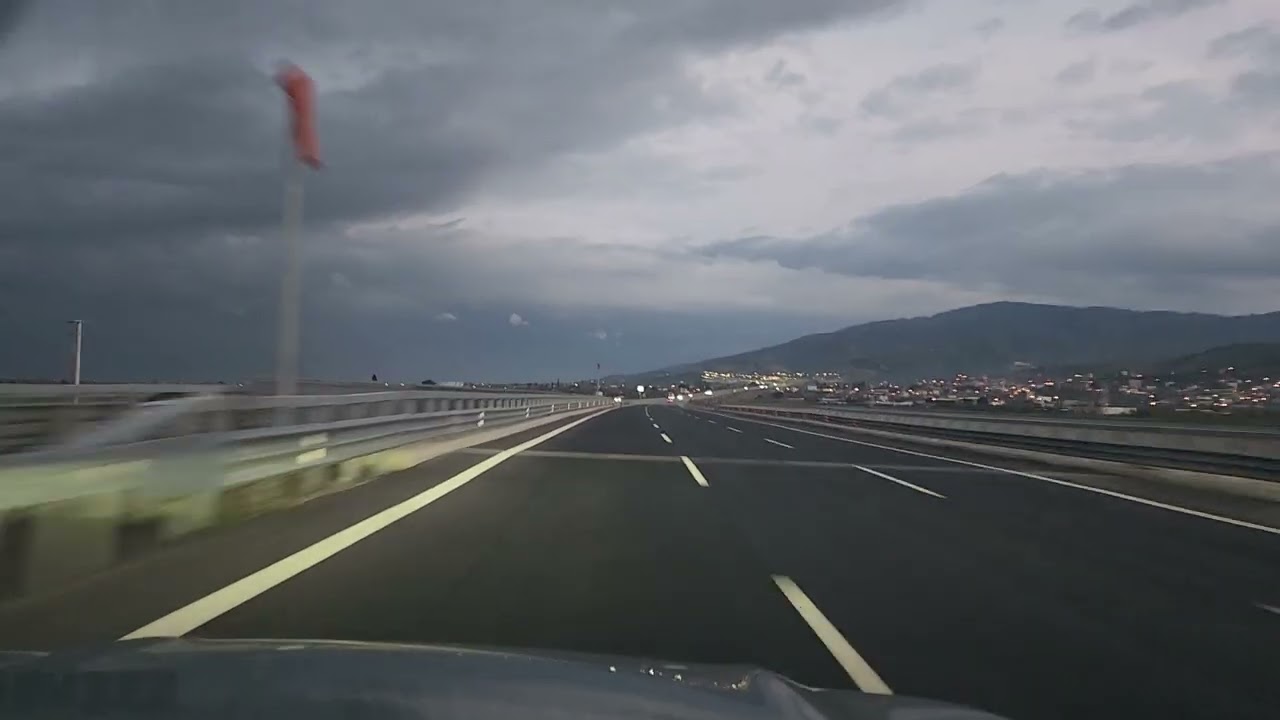 طريق مفتوح مع أجواء السفر