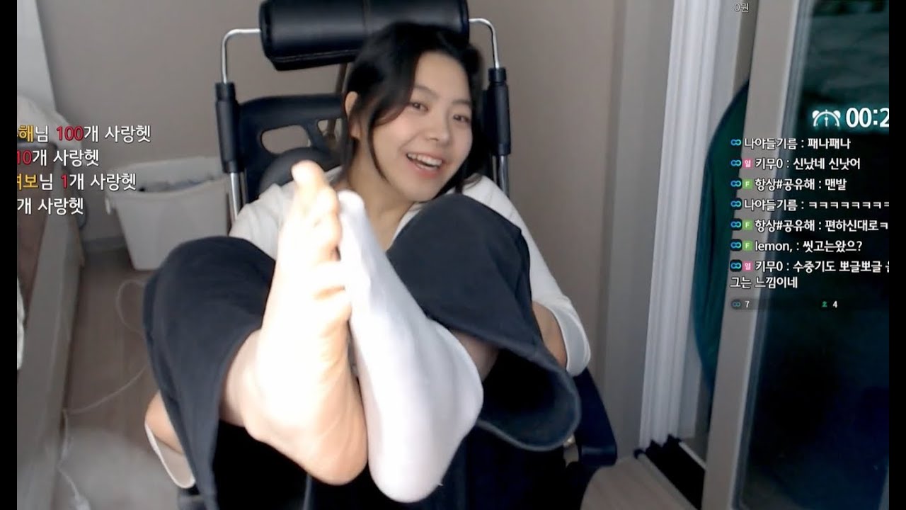 Foot Streamer korean streamer take off her socks and show her foot - YouTube