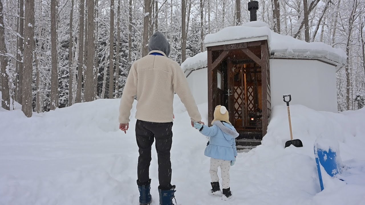 Я поехал в зимний поход в снегу с дочерью