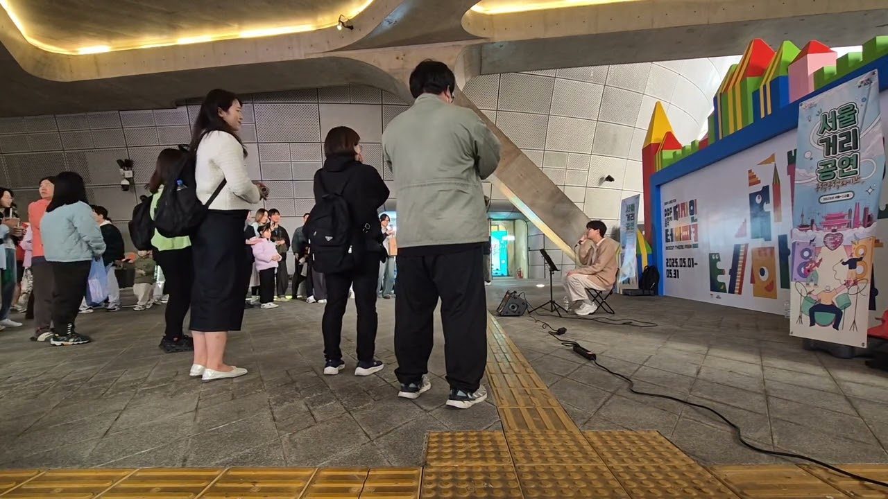 흔들리는 꽃들 속에서 네 샴푸향이 느껴진거야(ddp 봄 축제)