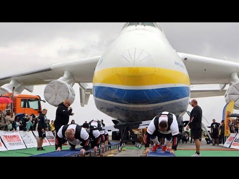 8 men pulling world largest Antonov an 225