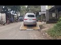 Xuống xe ô tô từ xe chuyên dụng chở ô tô