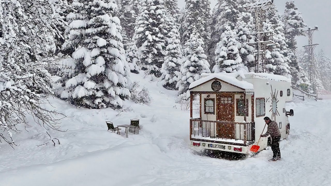 КЕМПИНГ В СИЛЬНЫЙ СНЕГОПАД С ДОМАШНИМ КОМФОРТОМ И РОСКОШНЫМ КАРАВАНОМ