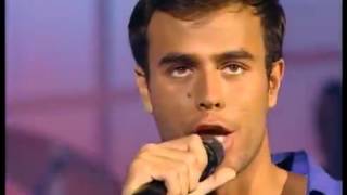 Enrique Iglesias canta Lluvia Cae 1996