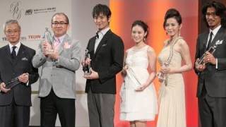 ベストドレッサー賞に最年少16歳の武井咲さんら - YouTube