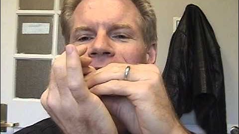 how to hold a harmonica