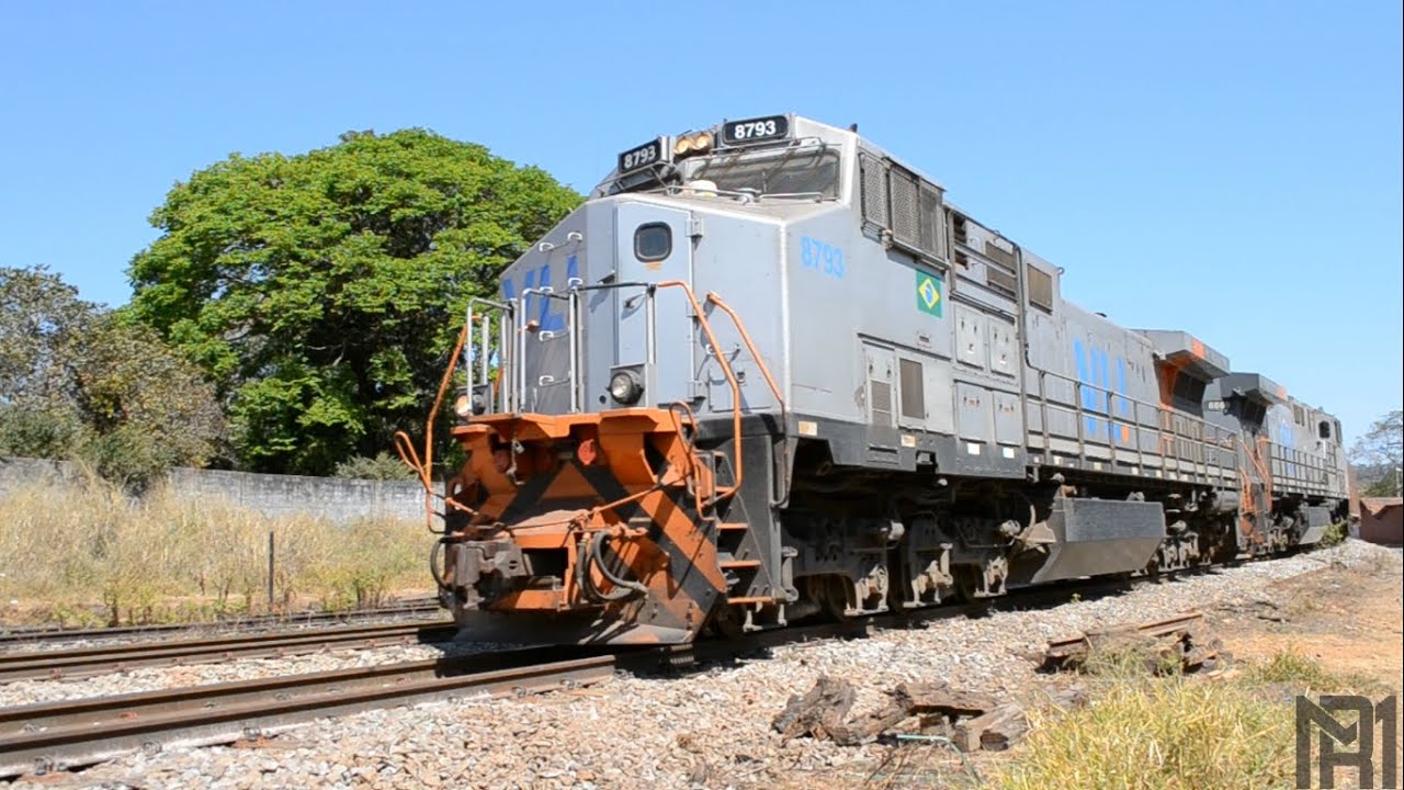 Um pesado trem de grãos passando por Juatuba