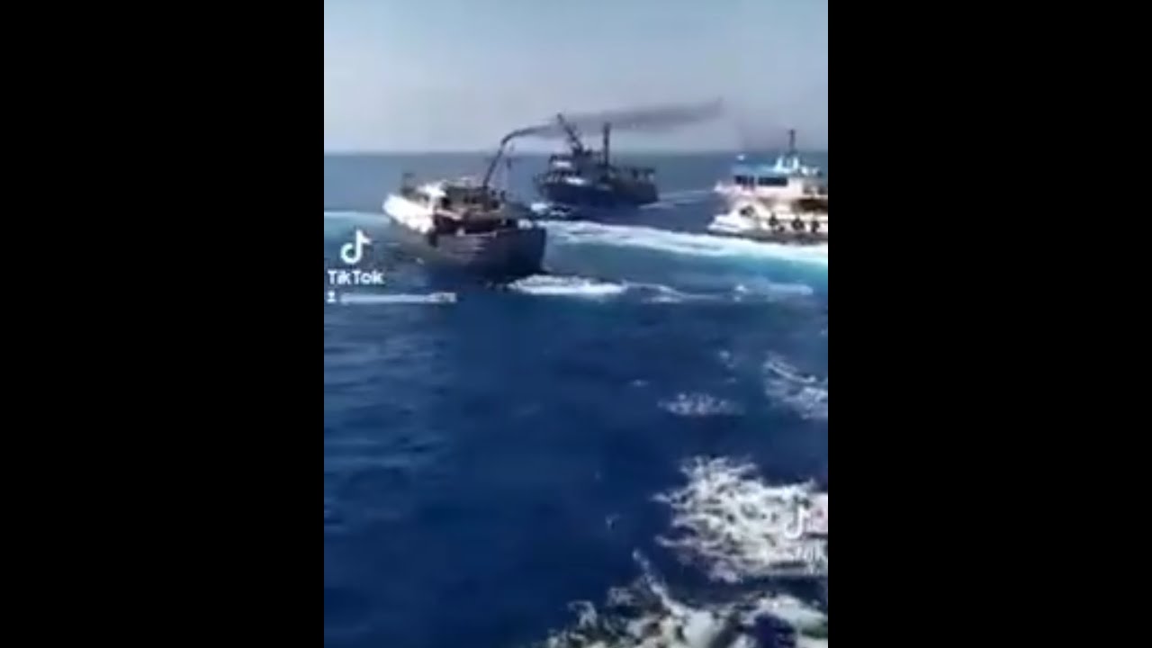 في احدي الدول العربية محاولة اغراق مركب صيد مصري 😔 جريمه.