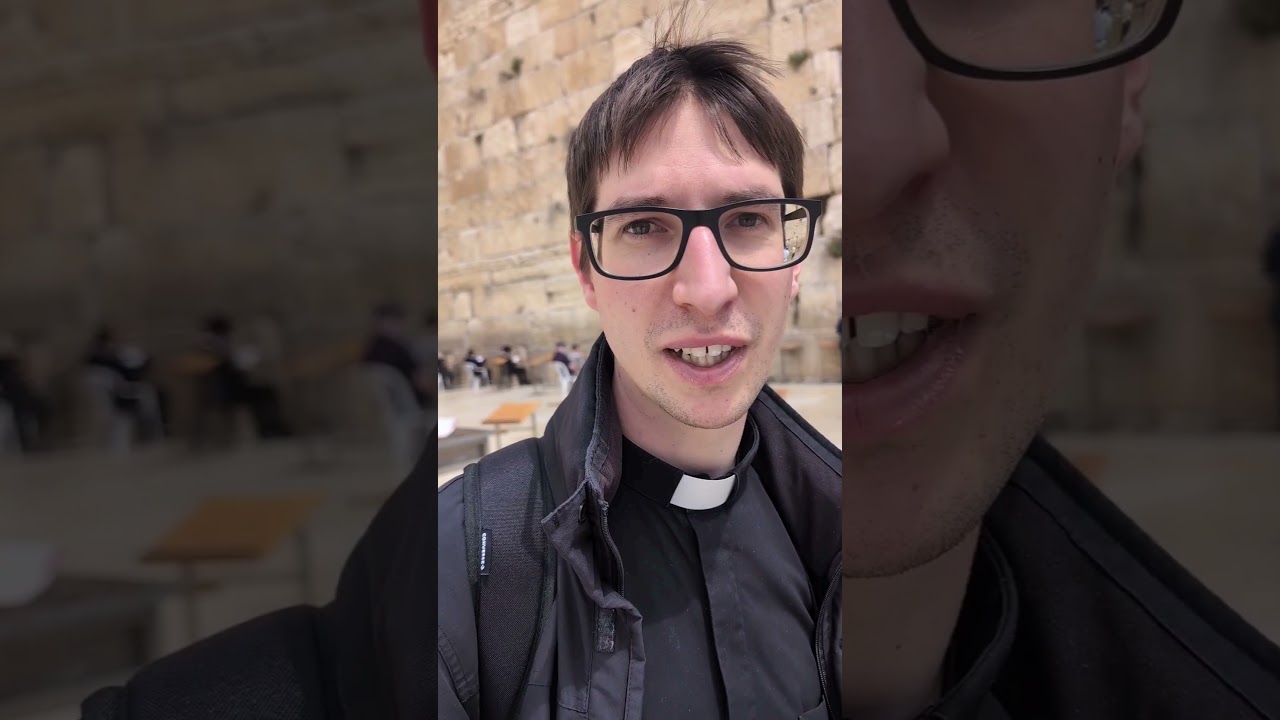 Спрашивать людей, о чем они молятся у Стены Плача в Иерусалиме